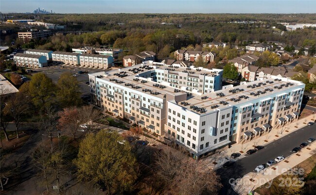 Foto del edificio - 8501 University Executive Park Dr