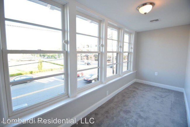 Building Photo - 713 Main St