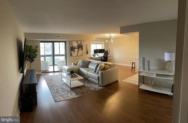 Foto del edificio - 8340 Greensboro Dr