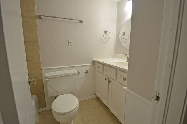 Foto del edificio - 1 Bed 1 Bath Apartment in the Mesta Park A...