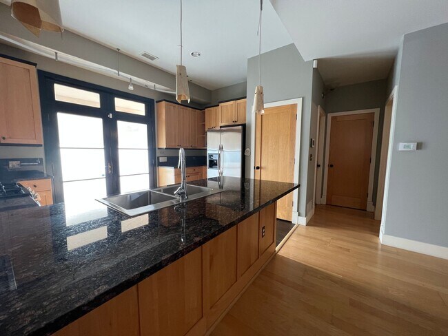 Foto del edificio - BEAUTIFUL 2 Bed 2.5 Bath Townhouse in Boul...