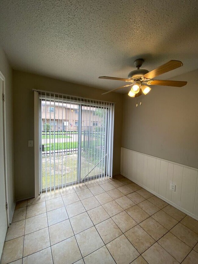 Building Photo - 2 Bedroom 1.5 Bath Apt at the Monterey Squ...