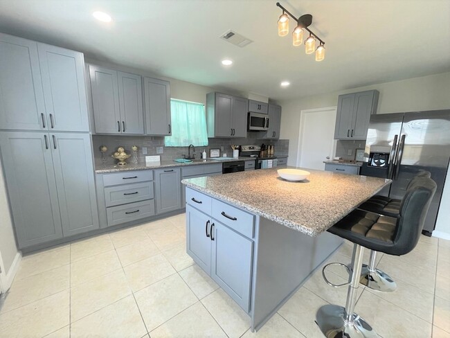 Building Photo - 15406 Bay Lodge Ln