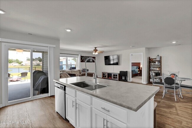 Building Photo - 519 Birdsong Dr