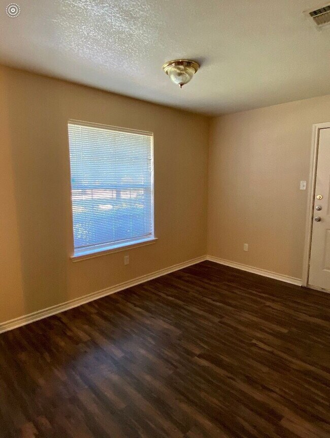 Foto del edificio - "Spacious 3-Bed, 2-Bath Retreat in College Station – Your Perfect Home Awaits!"