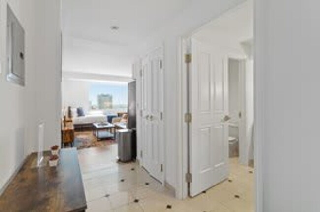 Building Photo - 810 Pacific Ave