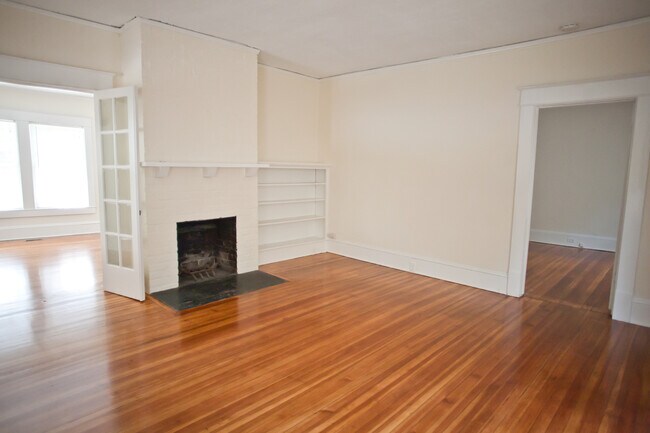 Building Photo - 2br/1ba apartment in renovated cottage on ...
