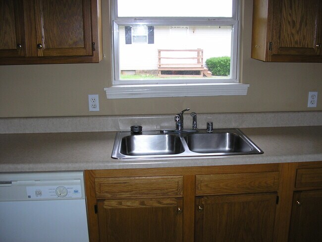 Foto del edificio - 4490 Woodstone Dr