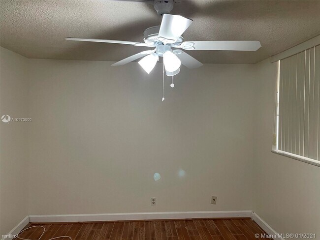 Building Photo - 2 br, 2 bath Condo - 400 NW 68th Ave