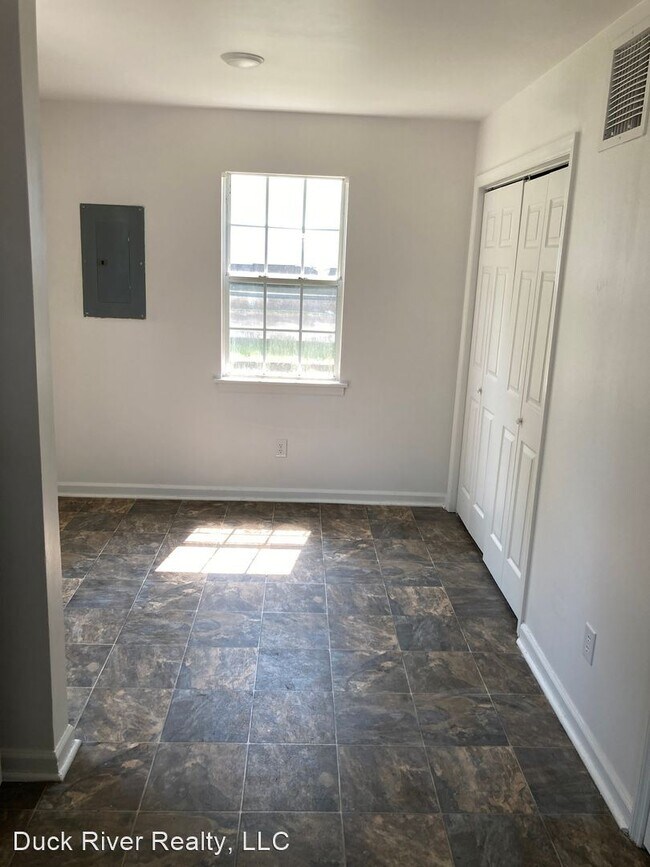 Building Photo - 2 br, 1.5 bath House - 404 W 14th Street