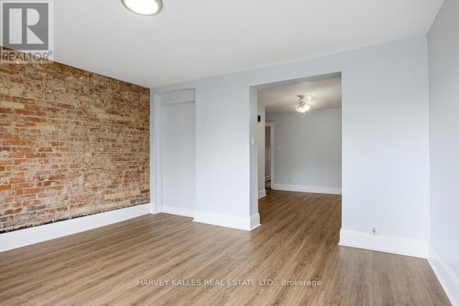 Building Photo - 914 Bloor St W