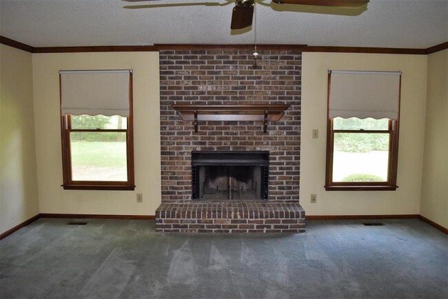 Building Photo - 501 Valley View