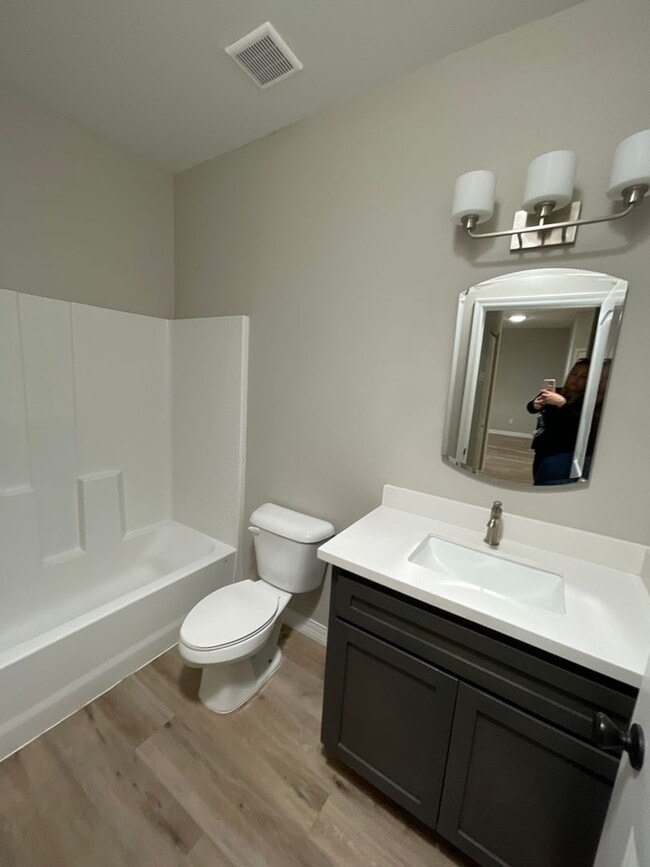 Building Photo - Beautiful Townhouse in Somerton!