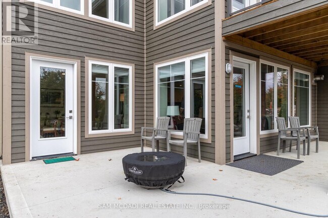 Photo du bâtiment - 2 Tree Tops Ln