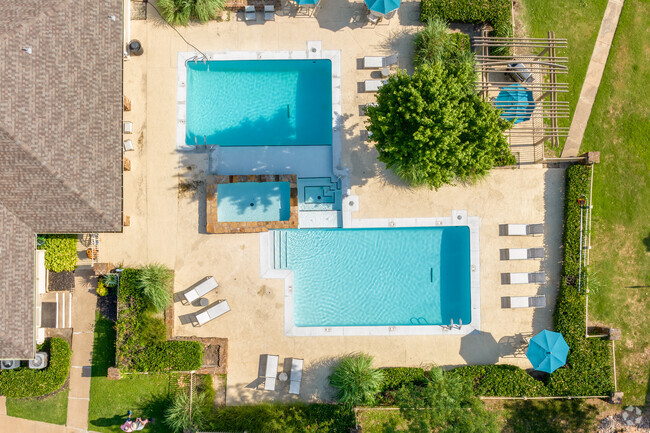 Área de piscina estilo centro turístico - Chardonnay Apartments