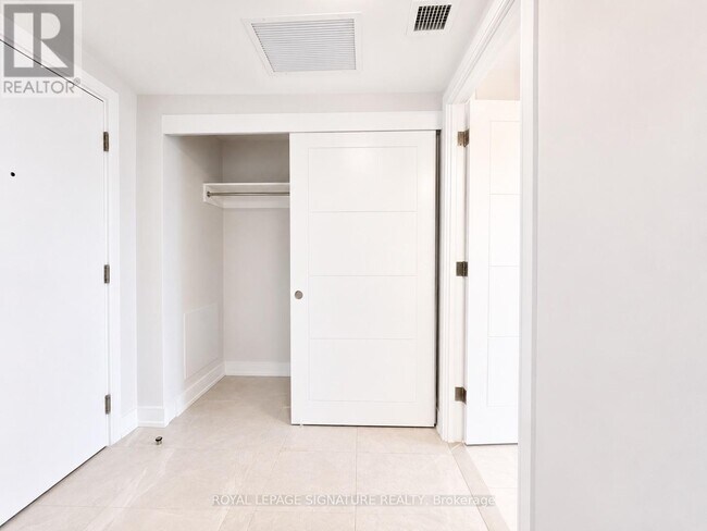 Photo du bâtiment - 2525 Bathurst St