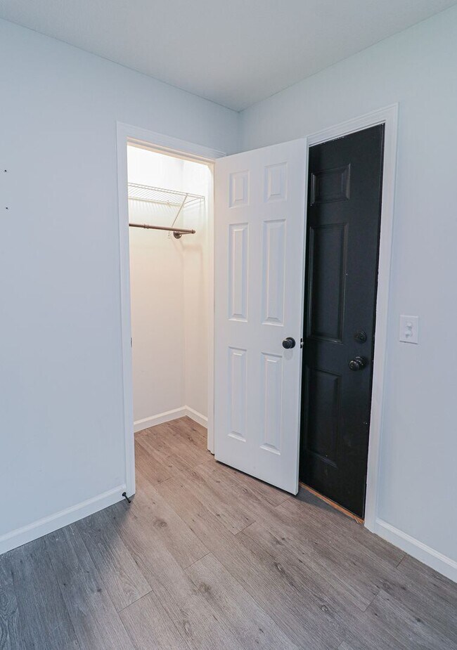 Building Photo - 420 West Mahoney Drive