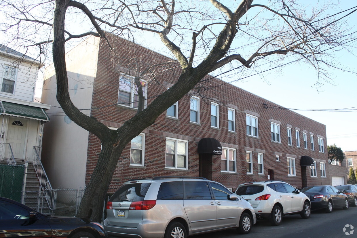 Building Photo - 1110 Lydig Ave