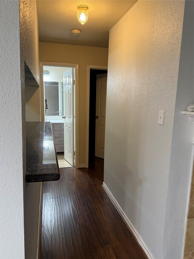 Building Photo - 732 Memorial Mews St