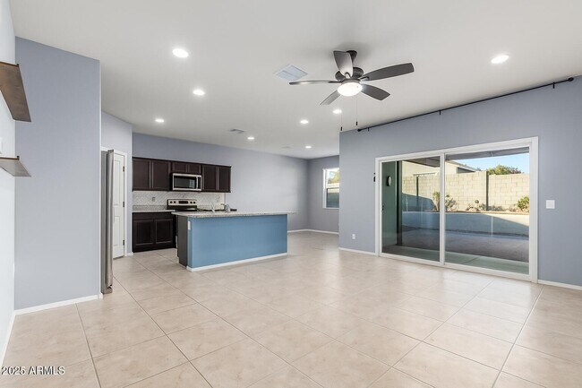 Building Photo - 1016 W Beacon Dr