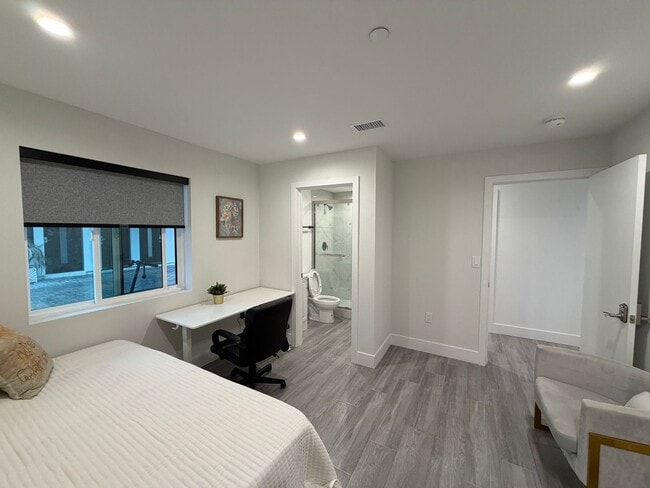 Building Photo - 3020 Normandie Ave