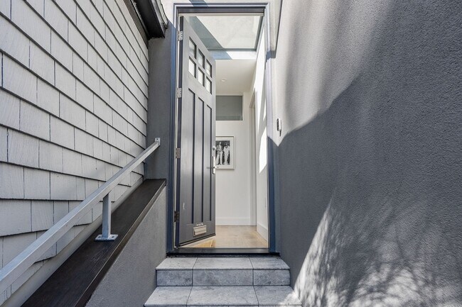 Foto del edificio - Designer Home w/Panoramic Views on Laidley...