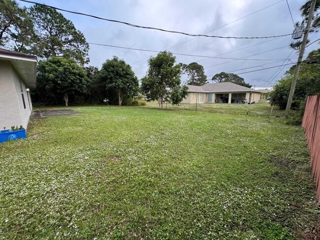 Foto del edificio - 865 17th Ln SW
