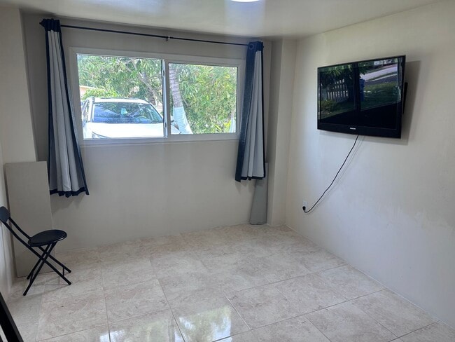 Building Photo - Studio in North Miami Beach Includes Utili...