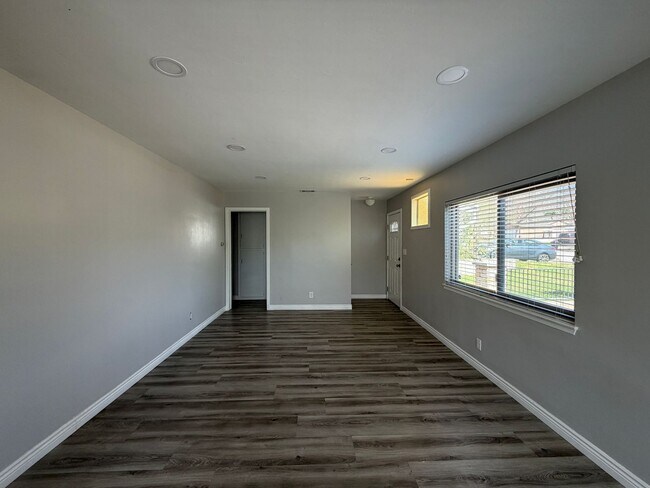 Building Photo - 5034 N Acacia Ave