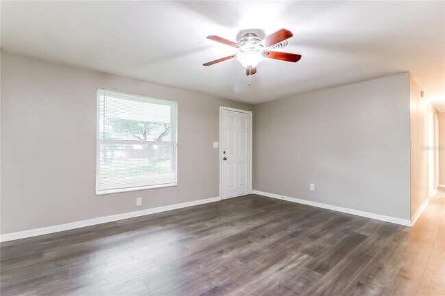 Foto del edificio - 921 Hillside Dr