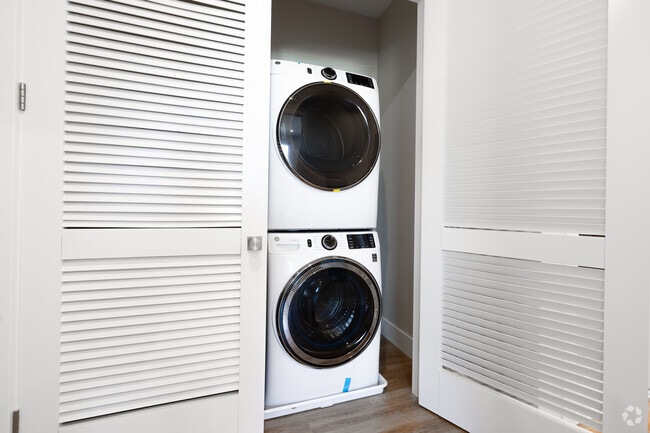 3 habitaciones, 2 baños - 920 pies cuadrados - Lavandería en la unidad - 58 Hamilton Ave