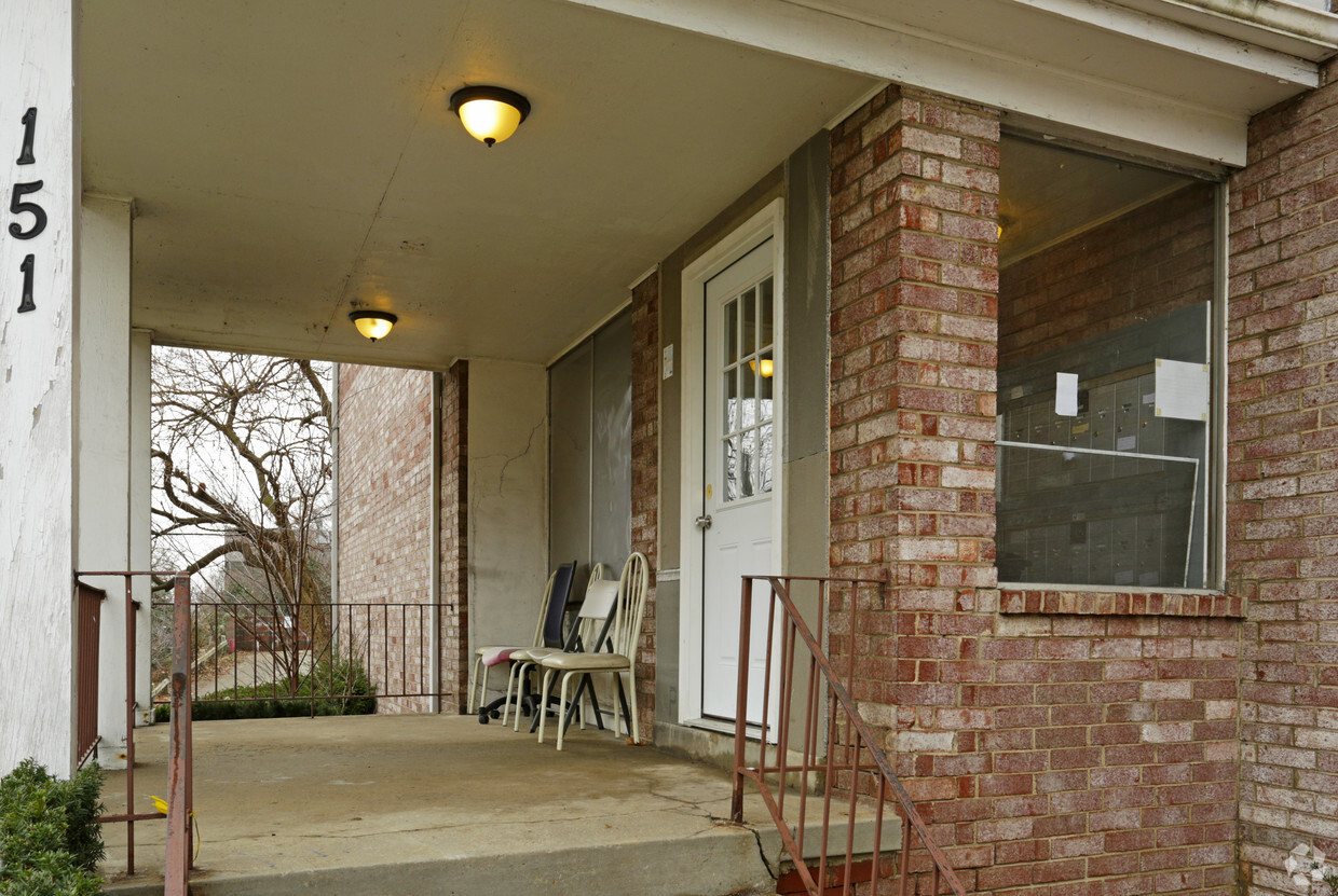 Building Photo - 151 Robinson St