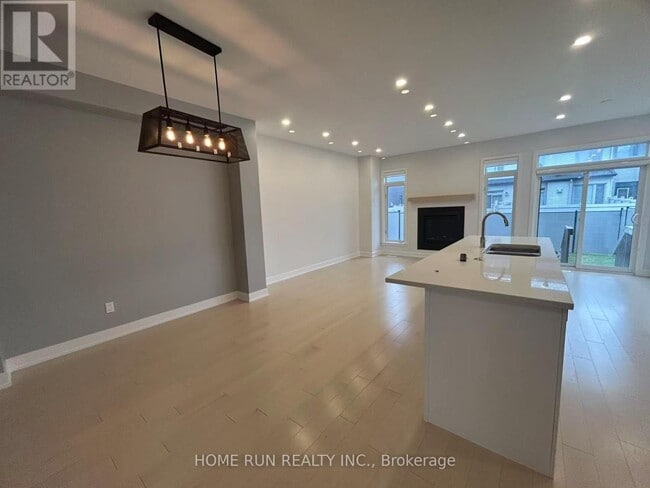 Building Photo - 870 Solarium Ave