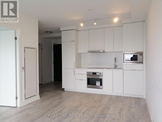 Building Photo - 8 Olympic Gdn Dr