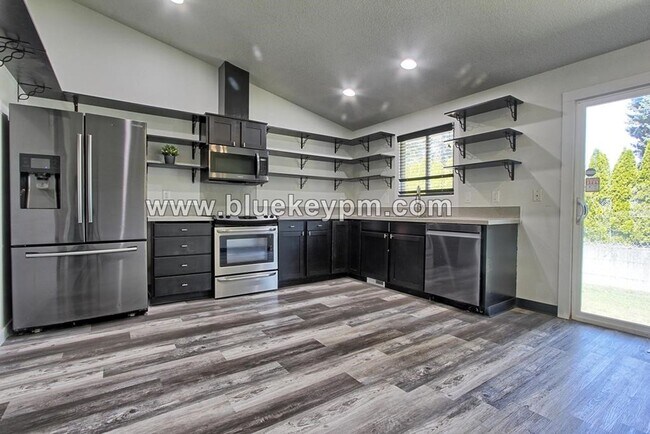 Foto del edificio - 3 Bed, 2 Baths Home in North Image Neighborhood with Large Yard