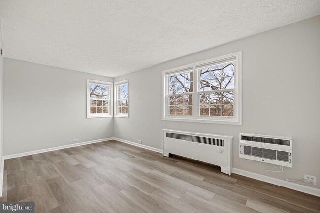 Building Photo - 235 N George Mason Dr