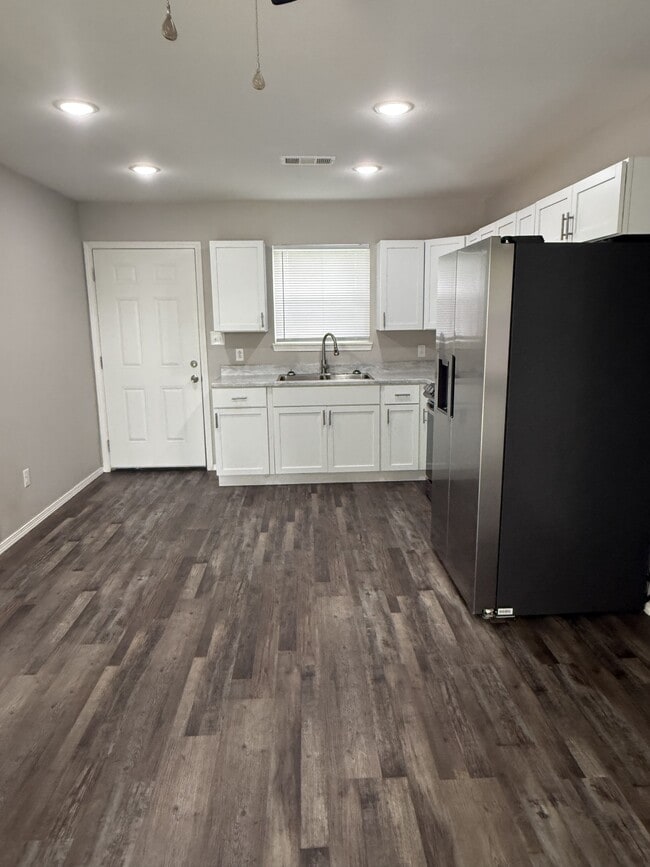 Building Photo - 406 S Ash