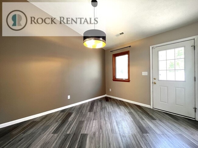 Building Photo - 3 Bed 2 Bath House with Attached Garage