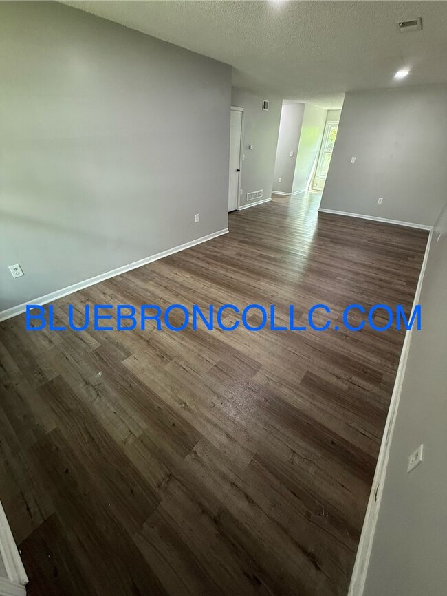 Foto del edificio - Stunning 3 bedroom 2.5 bath with modern up...
