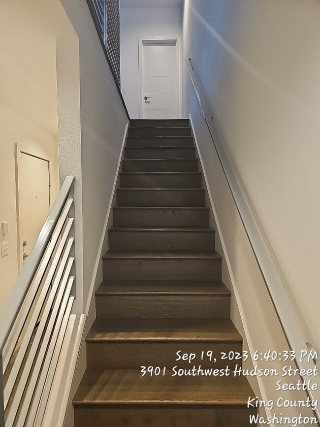 Building Photo - West Seattle townhome - 3 bedroom 3.5 bath...