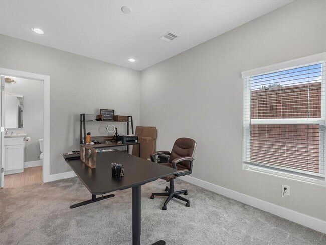 Foto del edificio - 4450 W Tidwell Rd