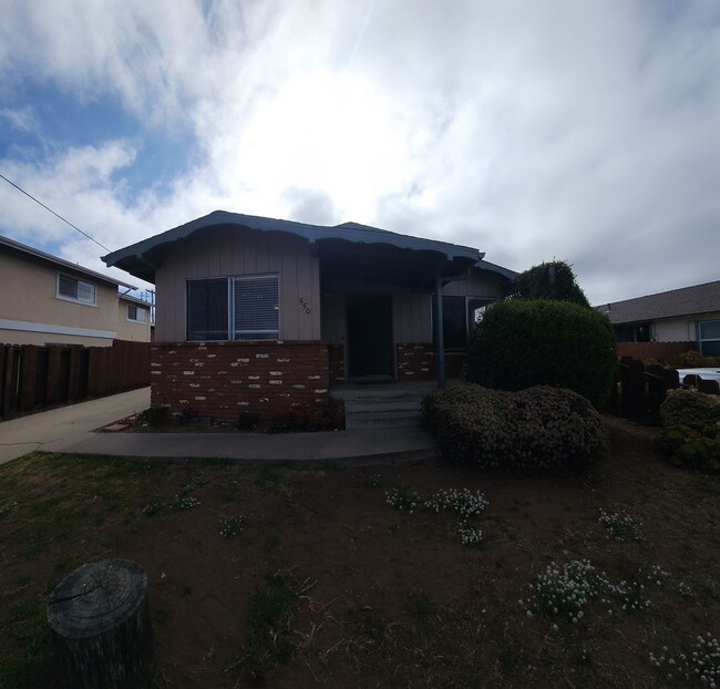 Building Photo - 550 Piney Way
