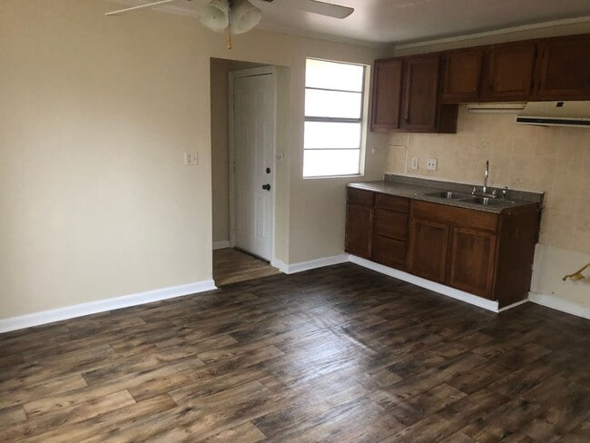 Building Photo - 3 bedroom 1.5 Bathroom