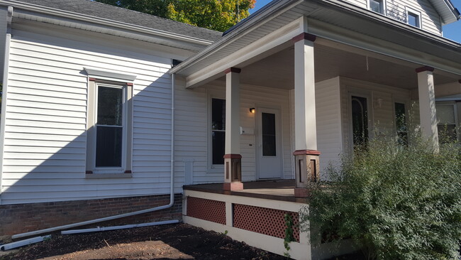 Building Photo - 608 16th Ave
