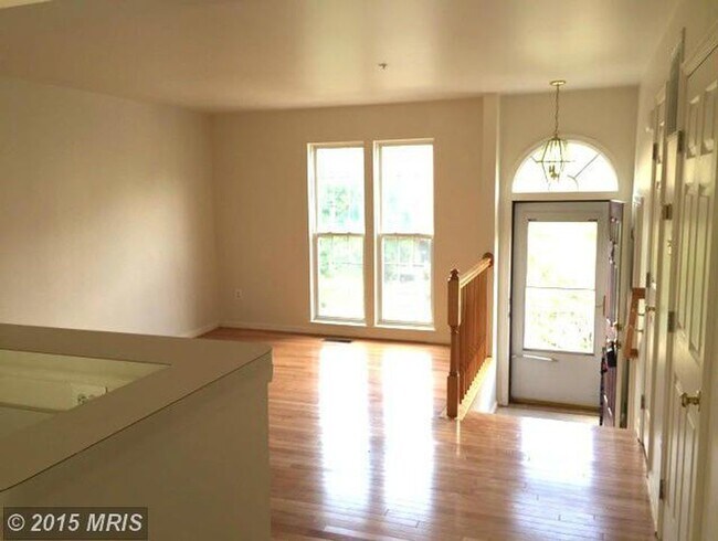Foto del edificio - A spacious three bedroom, two and one half...