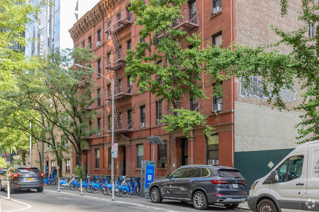 Building Photo - 247 E 39th St