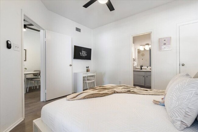 Foto del edificio - 12166 Metric Blvd