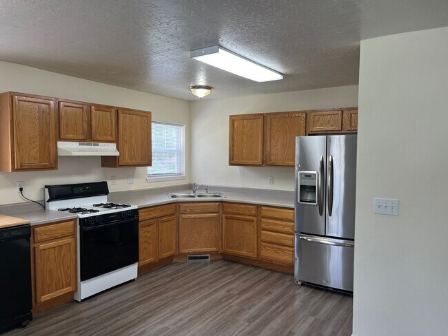 Foto del edificio - ADORABLE 3 BEDROOM HOUSE READY!