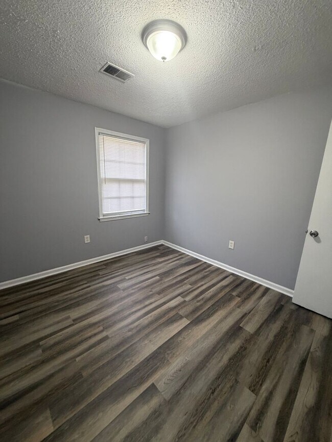 Foto del edificio - 3 Bedroom available