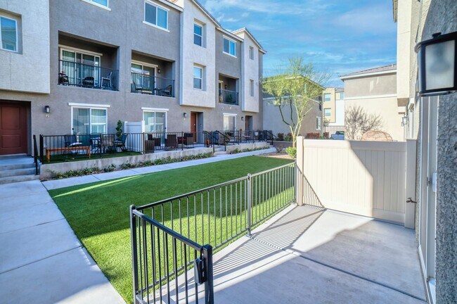 Foto del edificio - MOVE TO THIS BEAUTIFUL 3-BEDROOM TOWNHOUSE!